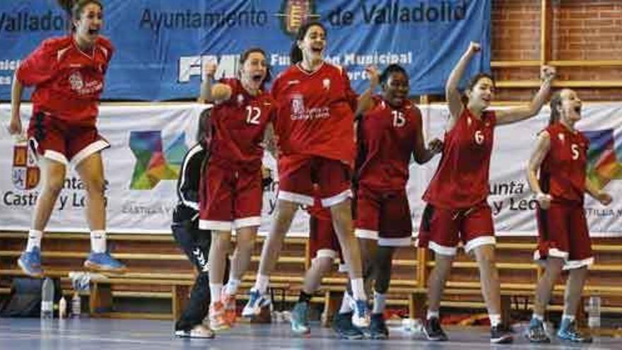 María Zorita, con el número 12, celebra una de las canastas con sus compañeras en la selección de Castilla y León.