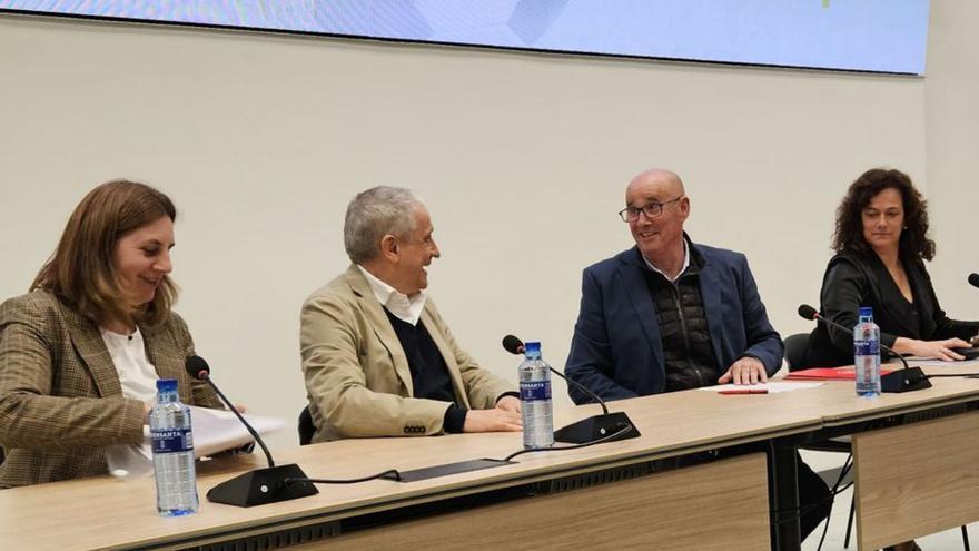 Por la izquierda, Nuria Delmiro, Ramón Flecha, José Ramón Cuetos Lobo y Pilar Fernández, ayer, durante la presentación. | Á. C.