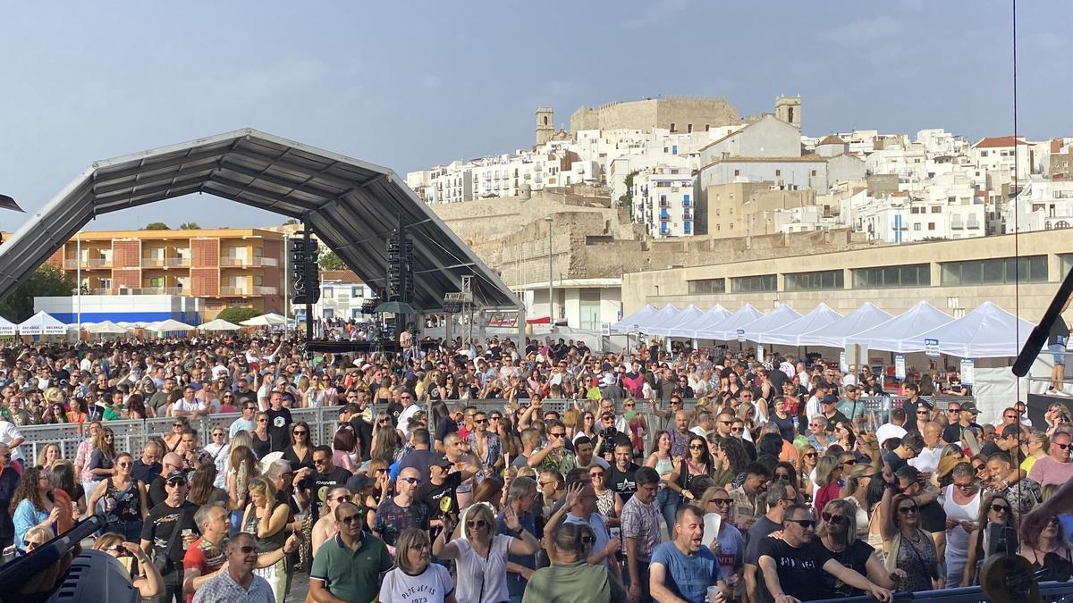 El Peñíscola Remember Festival reunió a 5.000 personas que disfrutaron de los temas más emblemáticos de las décadas de los 80. 90 y 2000, en un entorno privilegiado y arropados por la atmósfera mediterránea.