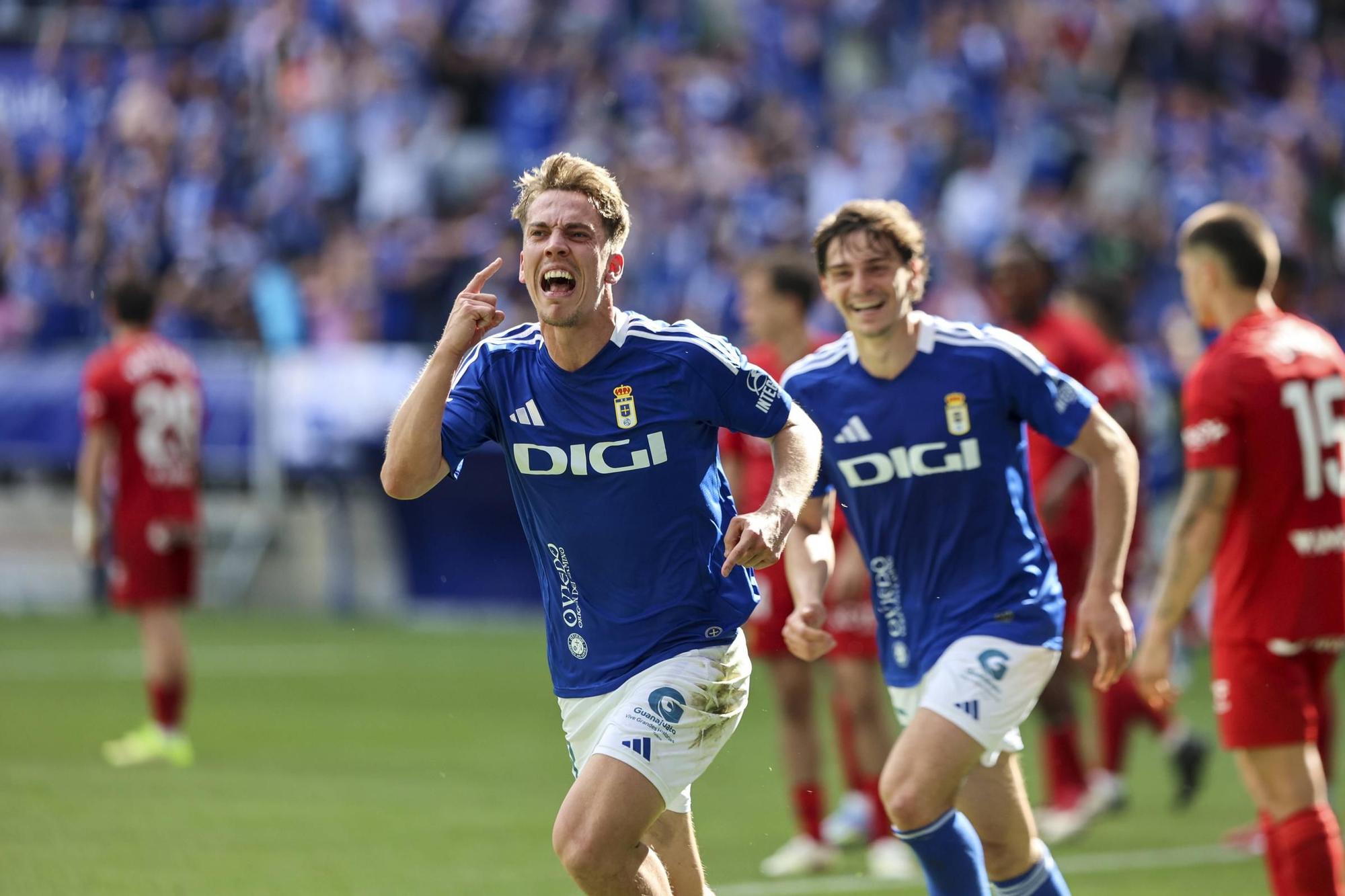 EN IMÁGENES: Ambientazo en la valiosa victoria del Oviedo contra el Zaragoza