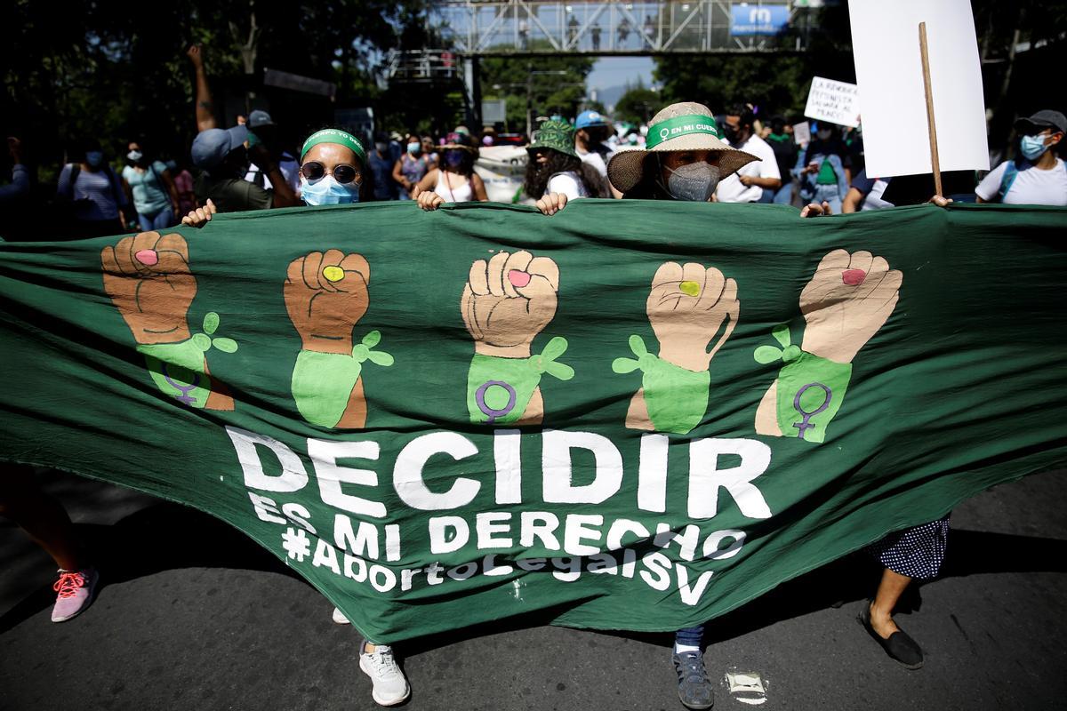 Mujeres salvadoreñas marchan para exigir políticas públicas sobre salud sexual y reproductiva y por el derecho al aborto legal y seguro en el Día internacional de la despenalización del aborto, el 29 de septiembre en San Salvador.