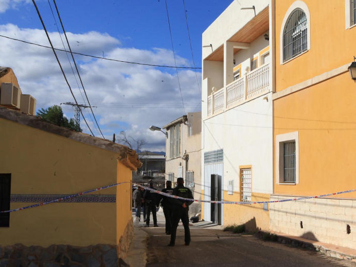 Los investigadores en la zona donde ocurrió el asesinato