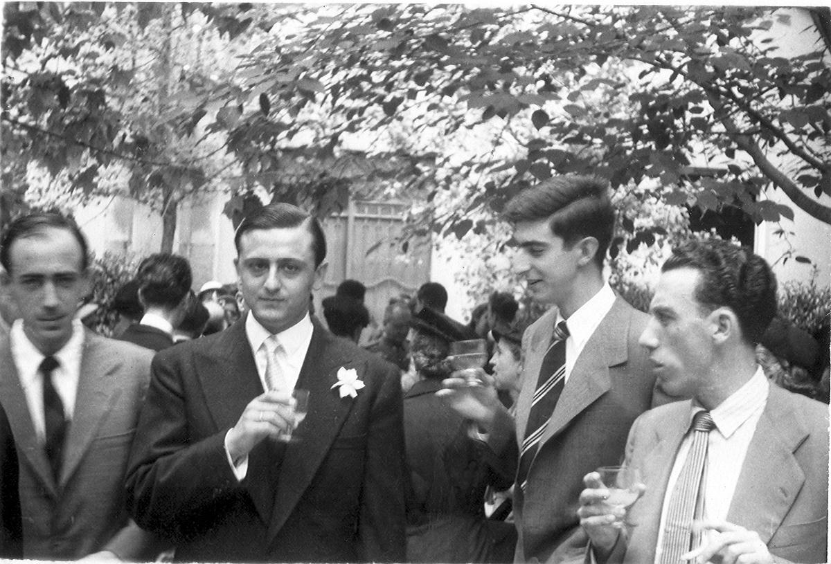 Luis Martín-Santos (segundo por la izda.), el día de su boda con su amigo Juan Benet (tercero).