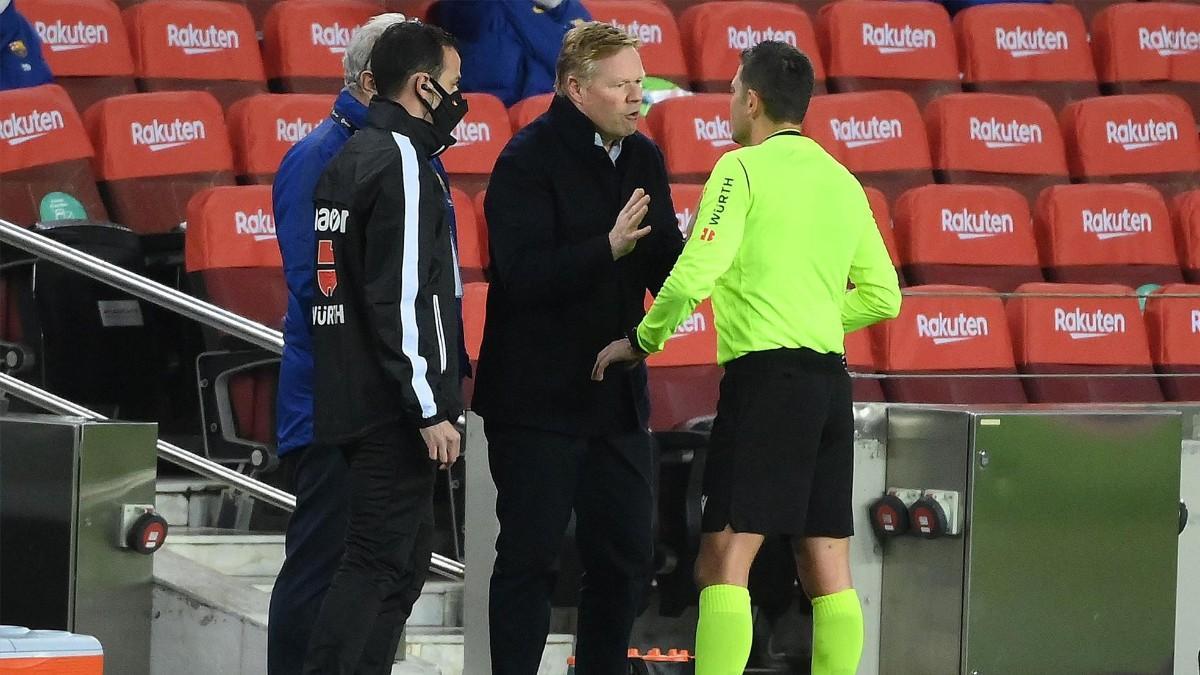 Koeman charlando con el colegiado Figueroa Vázquez