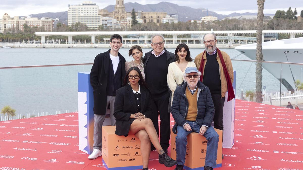 Lalo Tenorio, Berta Vázquez, Lucía Díez, Tito Valverde, Macarena García y Miguel Rellán junto al director Emilio Martínez-Lázaro, en Málaga.