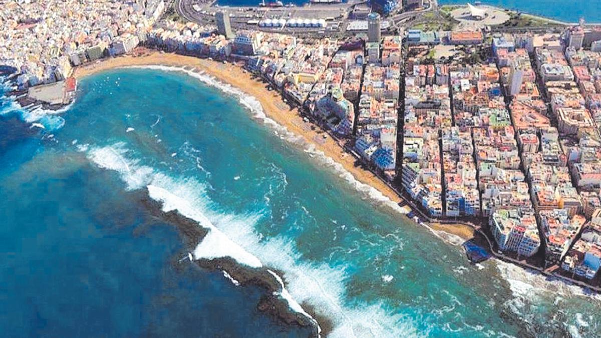 Vista aérea de la ciudad de Las Palmas de Gran Canaria, abierta al mar desde el centro urbano e integrada con el Puerto de la Luz.