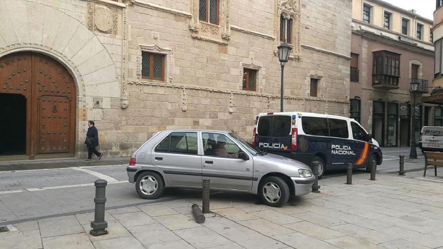 Patrulla de la Policía Nacional junto a los juzgados