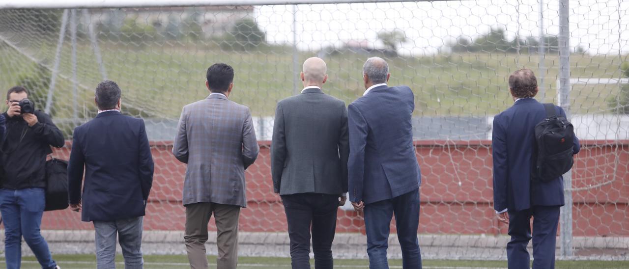 Alejandro Irarragorri y su equipo de trabajo, junto a Joaquín Alonso, visitan Mareo.