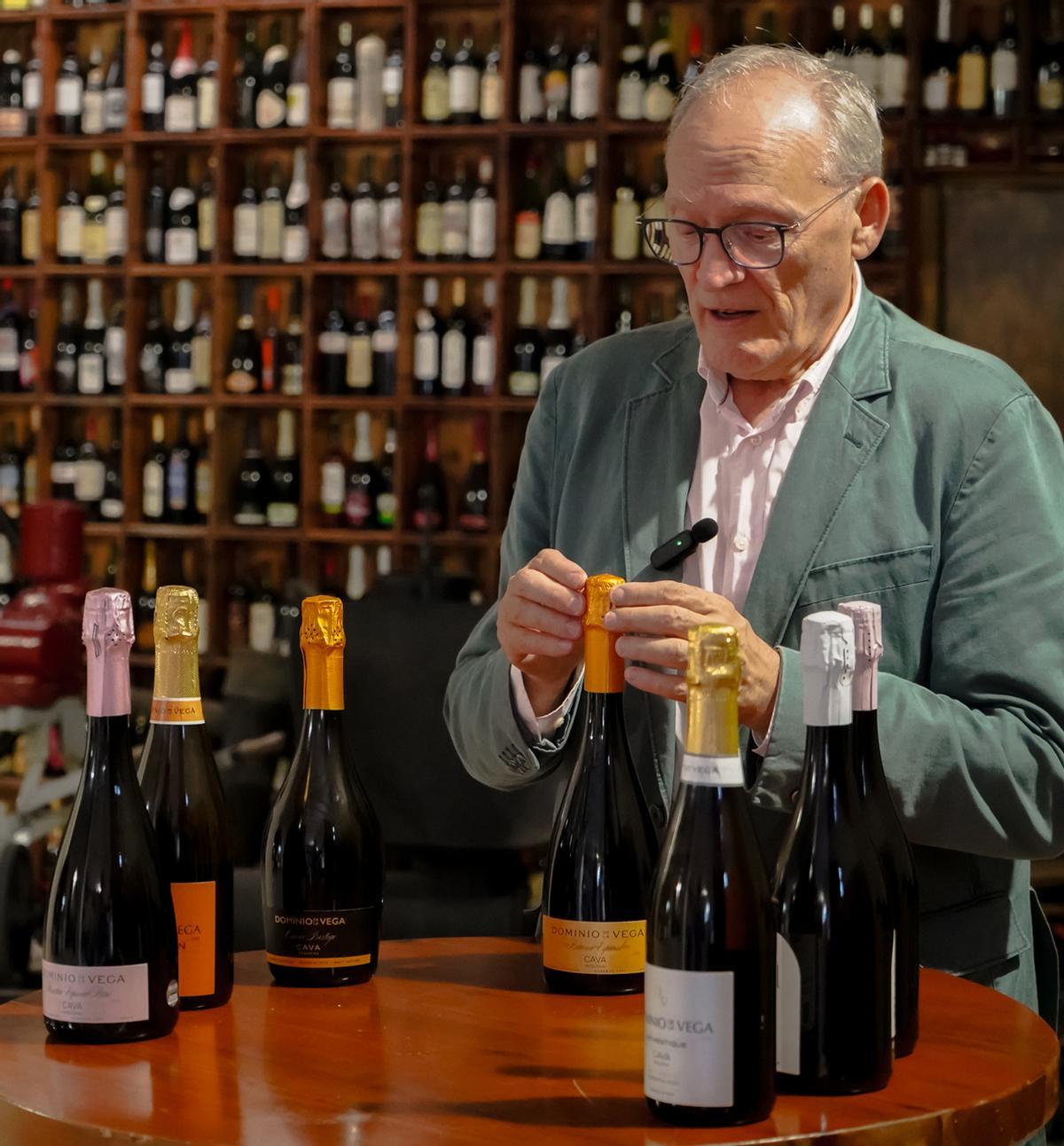 Fernando Medina descorcha una botella de cava.