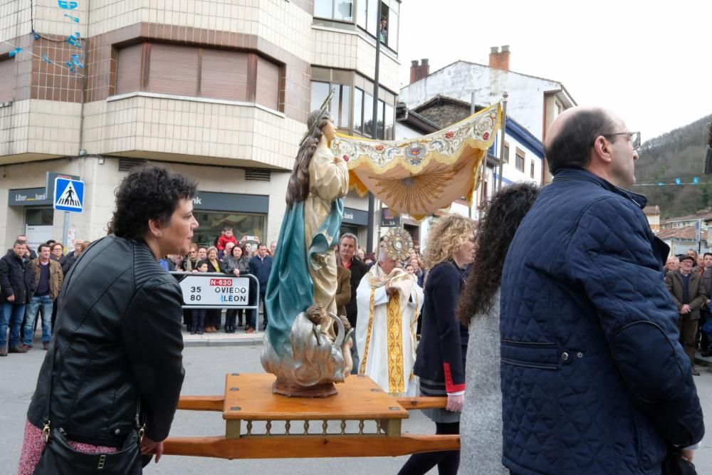 Procesión del Santo Encuentro en Campomanes