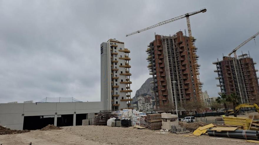 Así es el ‘nuevo’ pueblo en Calp: torres en una acera, supermercados en la otra y calles sin vida