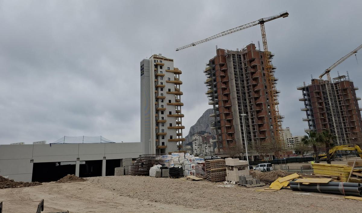 Las obras de un nuevo supermercado en un lado de la avenida de Bulgaria y las de las torres de apartamentos