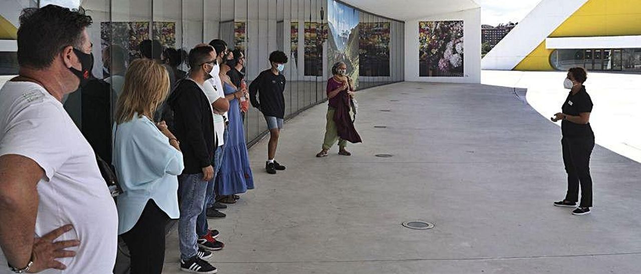 Participantes en una visita guiada al Centro Niemeyer, este pasado septiembre. | Ricardo Solís