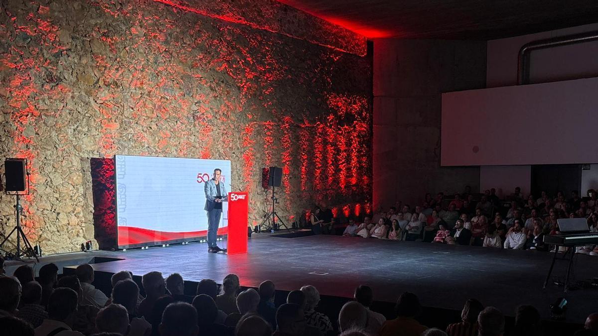Manuel Borrego, secretario general del PSOE en la provincia de Badajoz, durante el acto de conmemoración del 50 aniversario del partido en la provincia.
