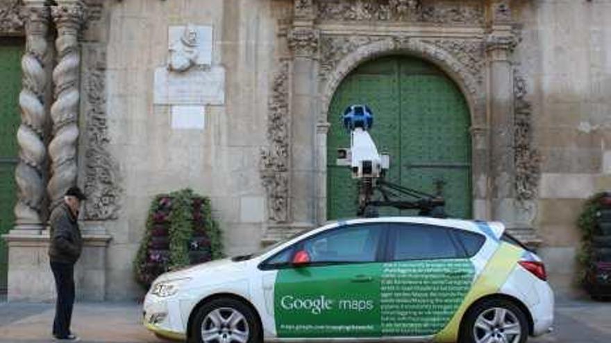 El coche de Google en el Ayuntamiento.