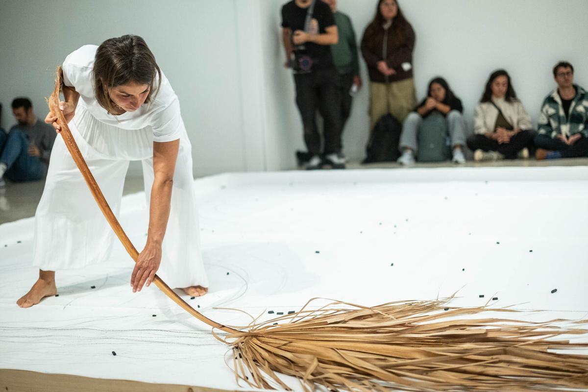 Presentación de la performance 'A ras de suelo'