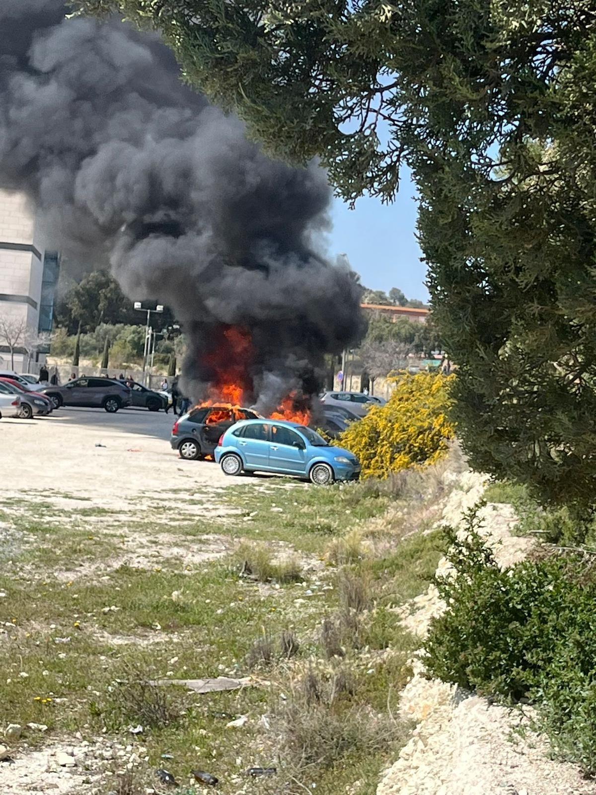 Arden cuatro coches en un descapado junto a la Cruz Roja de Alicante