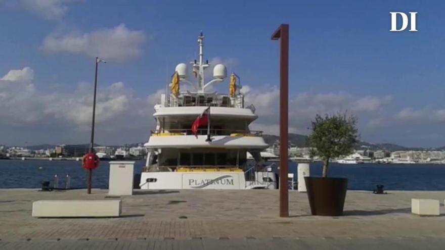 Música a todo trapo en un yate en el puerto de Ibiza