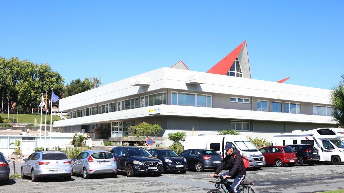 El Centro Oceanográfico, ante el muelle de As Ánimas.