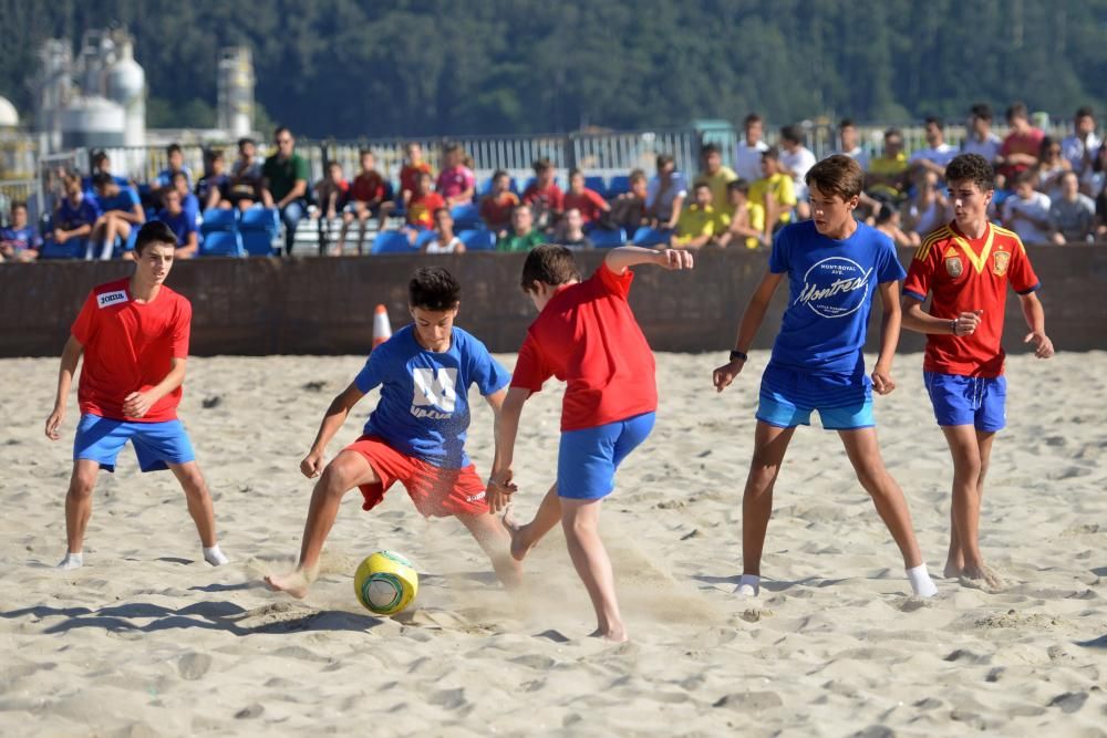 Juegos de verano en la playa de Lourido