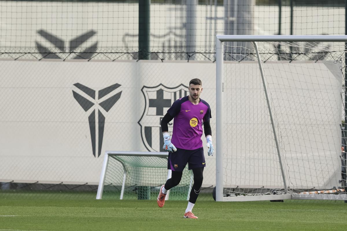 Joan Garcia, este viernes en el entrenamiento del Barça previo al derbi.