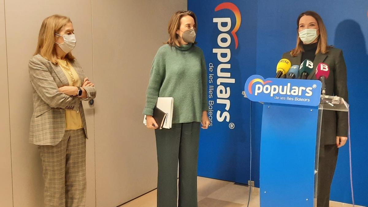 La presidenta del PP de Baleares, Marga Prohens, junto con la portavoz del Grupo Popular en el Congreso, Cuca Gamarra, y la vicesecretaria de Política Social del PP, Ana Pastor.