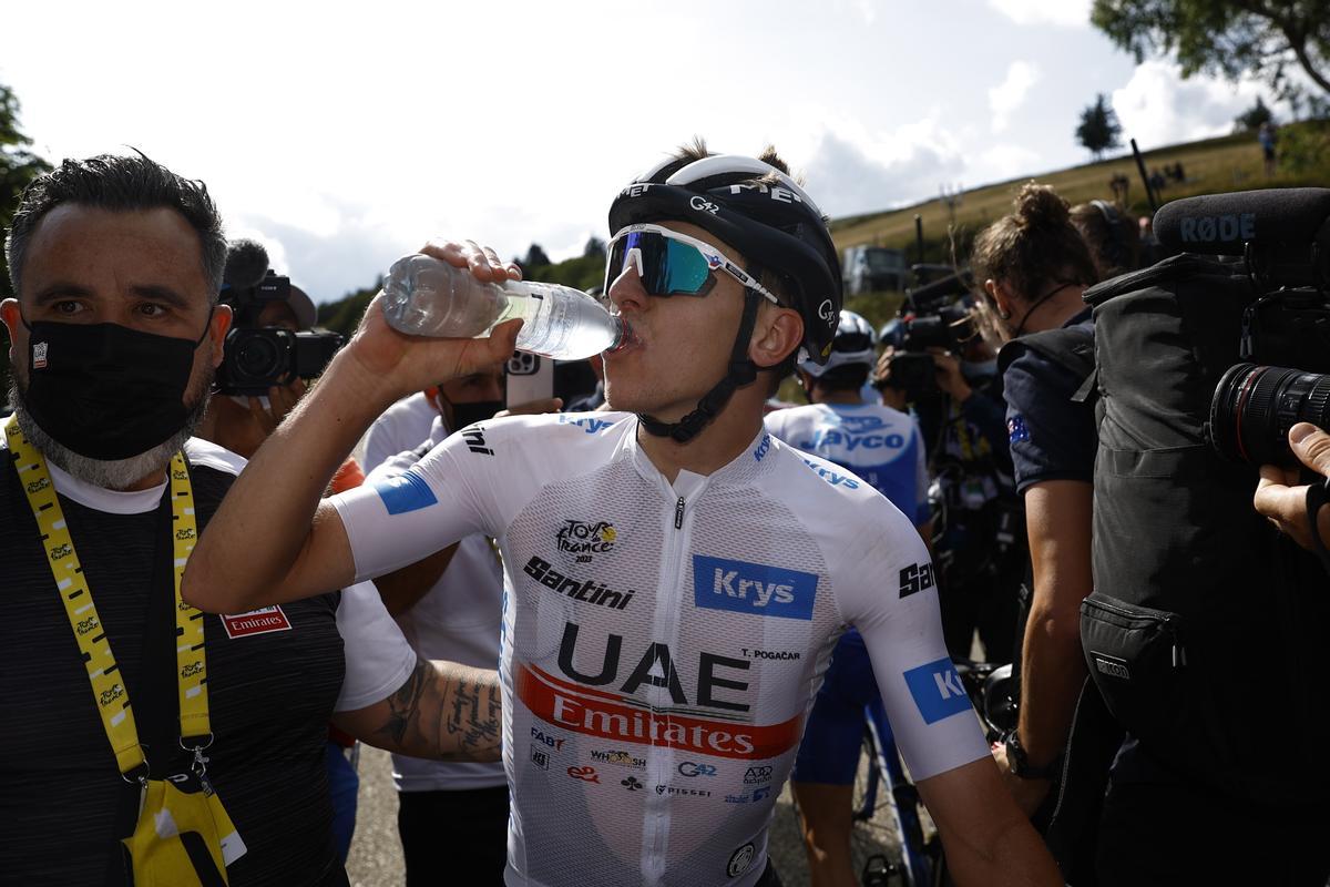 Le Markstein Fellering (France), 22/07/2023.- White Jersey best young rider Slovenian rider Tadej Pogacarof team UAE Team Emirates after winning the 20th stage of the Tour de France 2023, a 134kms from Belfort to Le Markstein Fellering, France, 22 July 2023. (Ciclismo, Francia, Eslovenia) EFE/EPA/STEPHANE MAHE / POOL