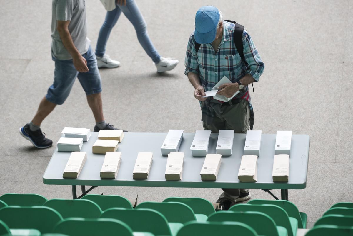 HONDARRIBIA (GIPUZKOA) (ESPAÑA), 28/05/2023.- Vecinos de Honarribia ejercen su derecho a voto en un colegio electoral ubicado en el frontón de esta localidad guipuzcoana. Los comicios locales y forales dirimirán en Gipuzkoa la cerrada pugna por la hegemonía entre el PNV y EH Bildu, mientras que el resto de fuerzas buscan un buen posicionamiento que pueda determinar los inevitables pactos postelectorales. EFE/Juan Herrero.