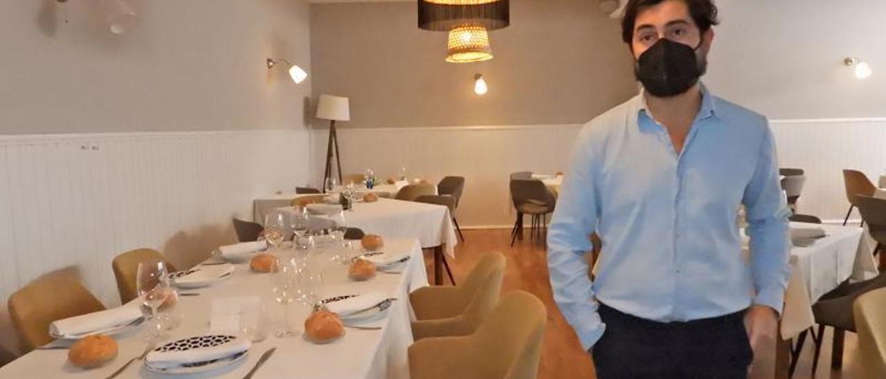 Alberto, del restaurante O Pingallo, señala que está “completo” para el fin de semana.   | // FERNANDO CASANOVA