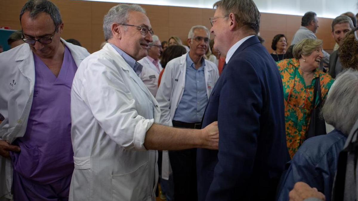 Ximo Puig conversa con un médico tras la reunión que ha mantenido con sanitarios.