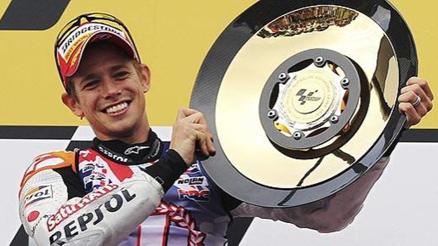 Casey Stoner celebra el título en el podio de Australia.