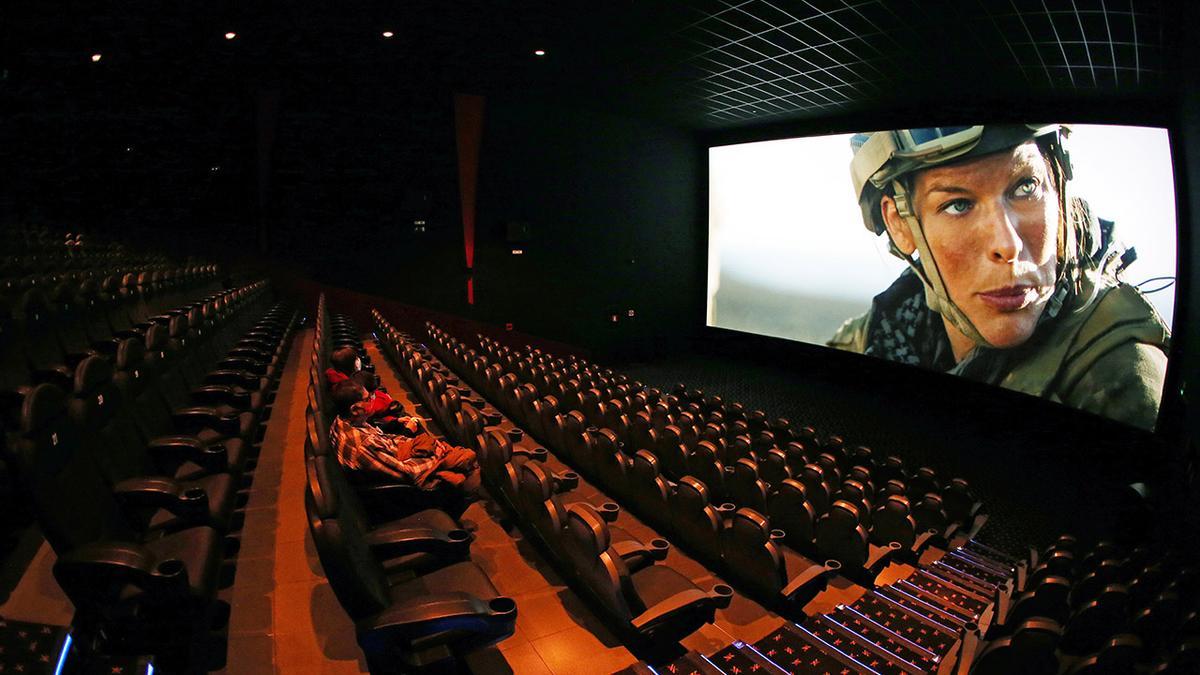 Una familia en una sala de Yelmo Cines, en el centro comercial Travesía