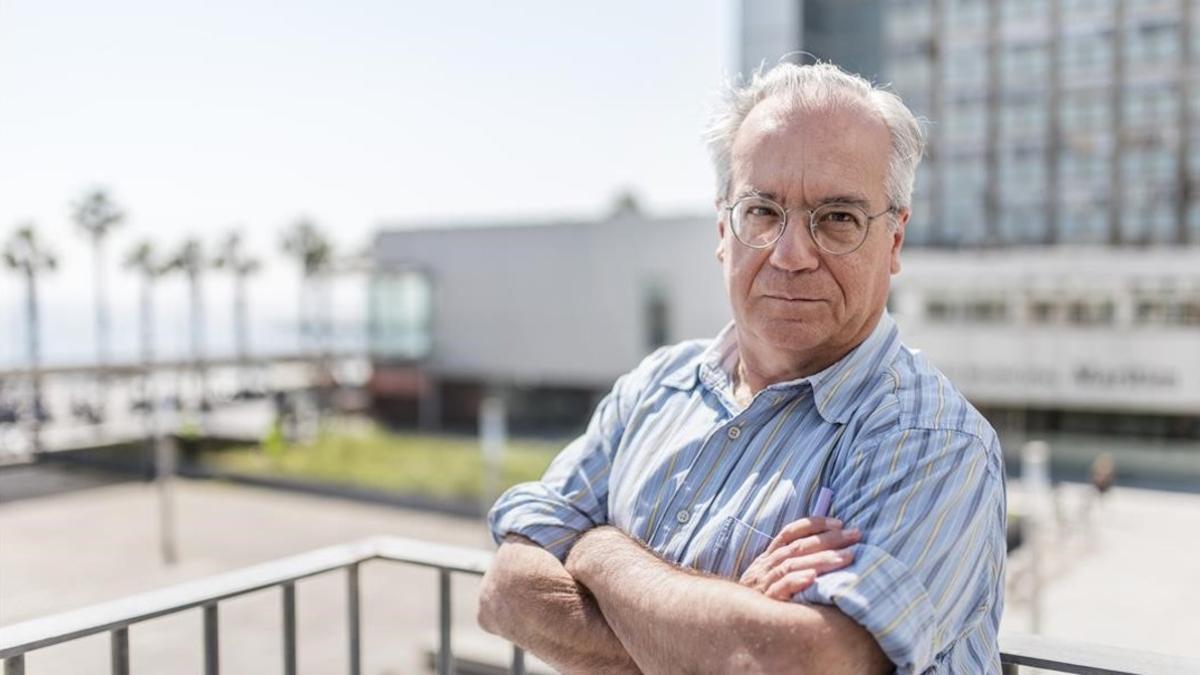 El investigador Miquel Porta Serra posa en el Parque de Investigación Biomédica de Barcelona.