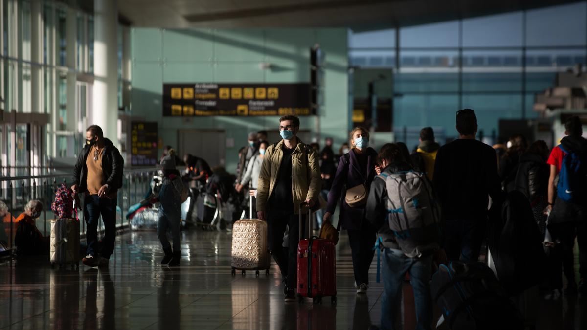 Varios pasajeros con maletas en el Aeropuerto del Prat, en Barcelona. Los viajes contratados con las agencias suelen incluir reserva de vuelos.