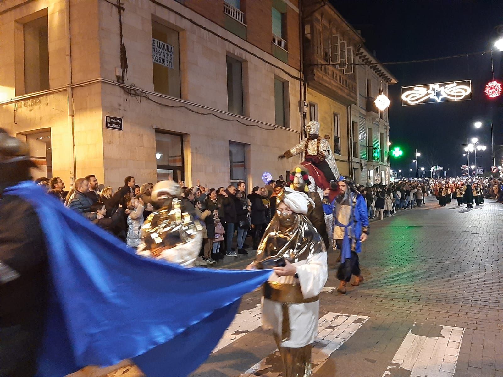 Los Reyes, en dromedario en la Pola: así ha sido la cabalgata de la capital sierense