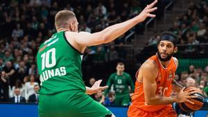 Roland Smits trata de frenar a Kassius Robertson, en el Zalgirio Arena