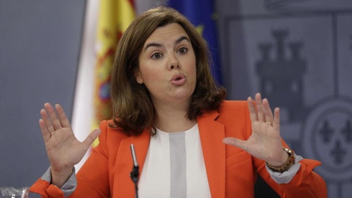 La vicepresidenta del Gobierno, Soraya Sáenz de Santamaría, en la rueda de prensa posterior al Consejo de Ministros.