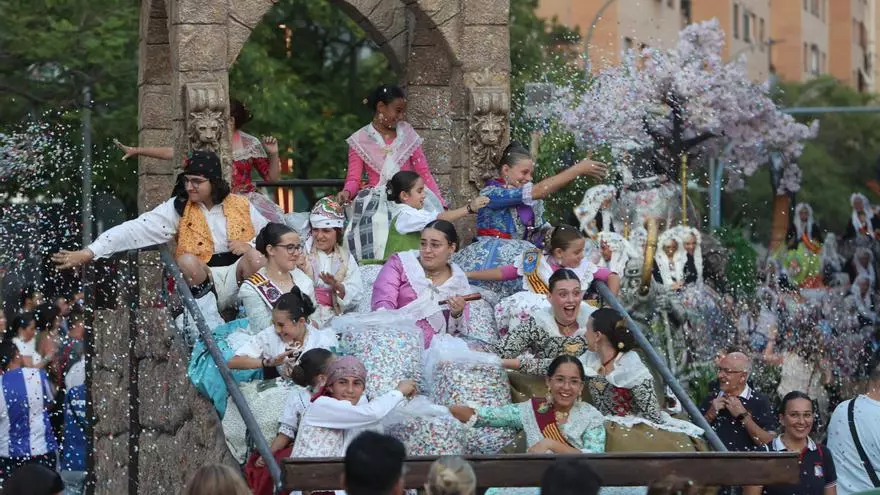 Así ha sido el Coso Multicolor de las Hogueras de Alicante en su nueva ubicación