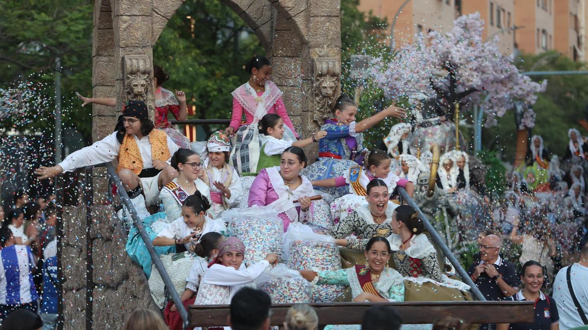 Así ha sido el Coso Multicolor de las Hogueras de Alicante en su nueva ubicación