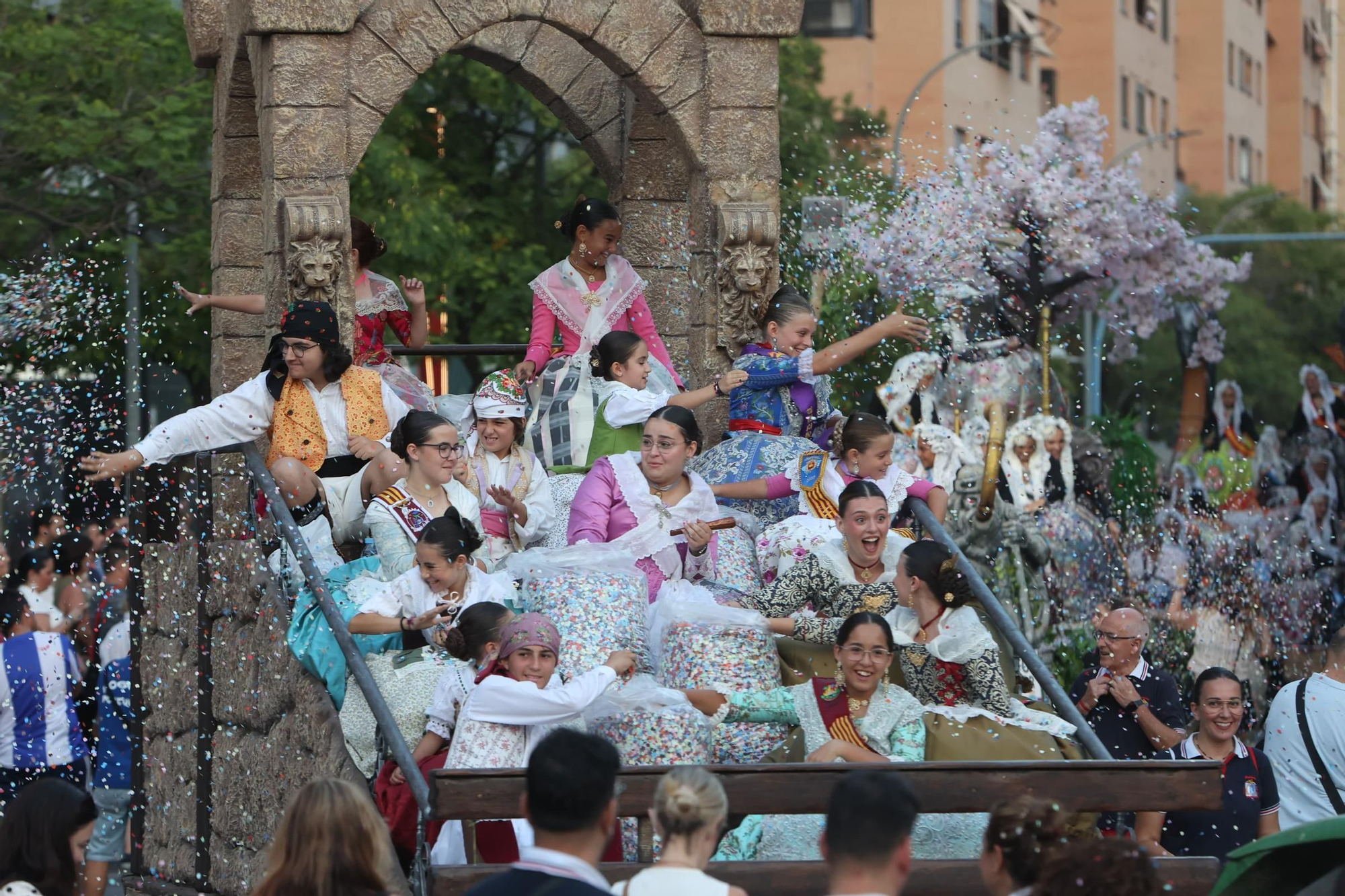 El Coso Multicolor llena Alicante de color en su nuevo recorrido