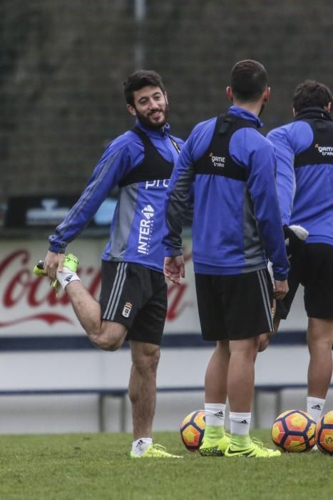 Entrenamiento del Real Oviedo a puerta cerrada en El Requexón.