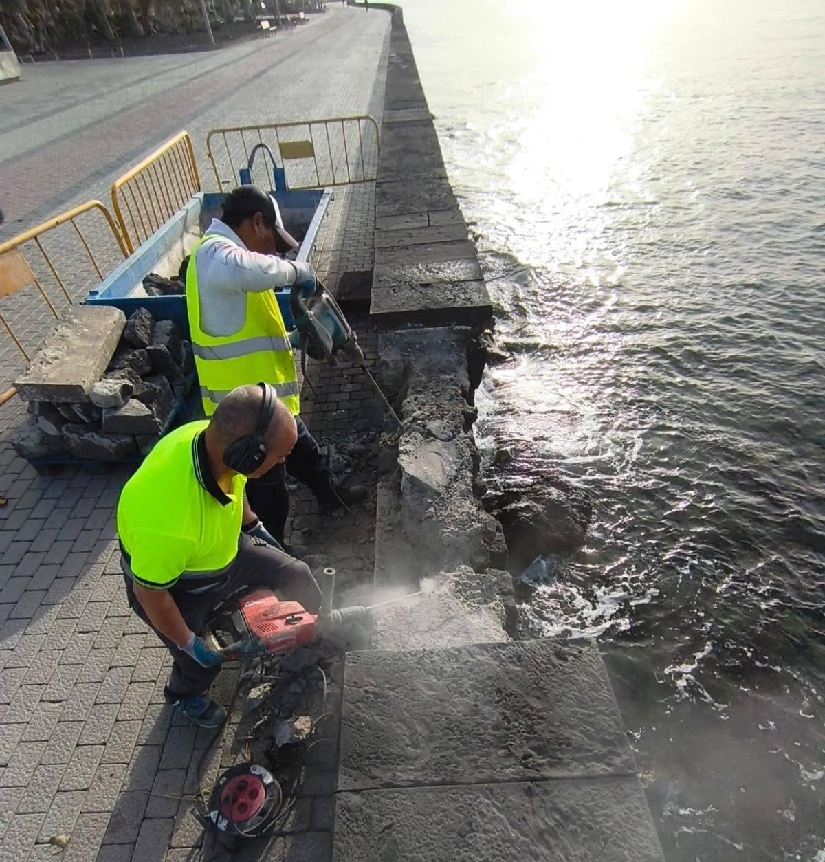 El Ayuntamiento de Arrecife reconstruye los muros del paseo marítimo dañados por los últimos temporales. Tramo en la punta del Camello