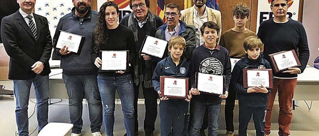 Los ganadores de las mejores Tarjetas Blancas posan con su placa.