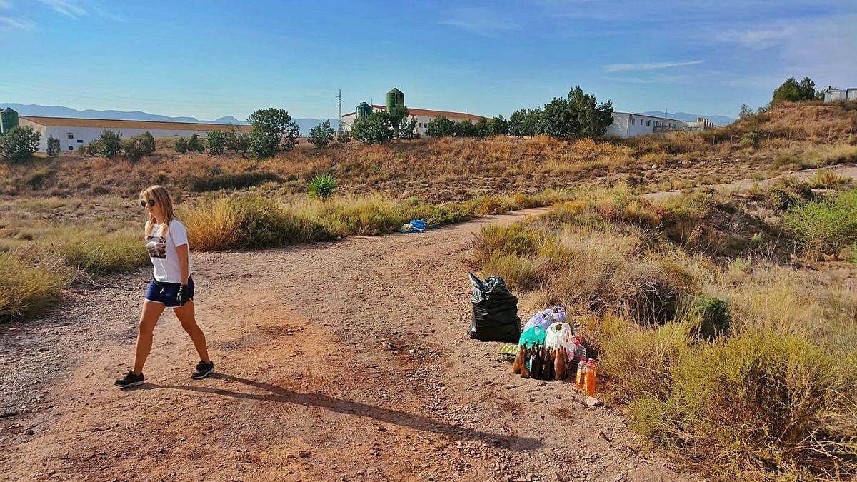 Los vecinos de la zona organizan brigadas voluntarias de limpieza para recoger los restos de las macrofiestas y novatadas de los estudiantes universitarios.  | L.O.