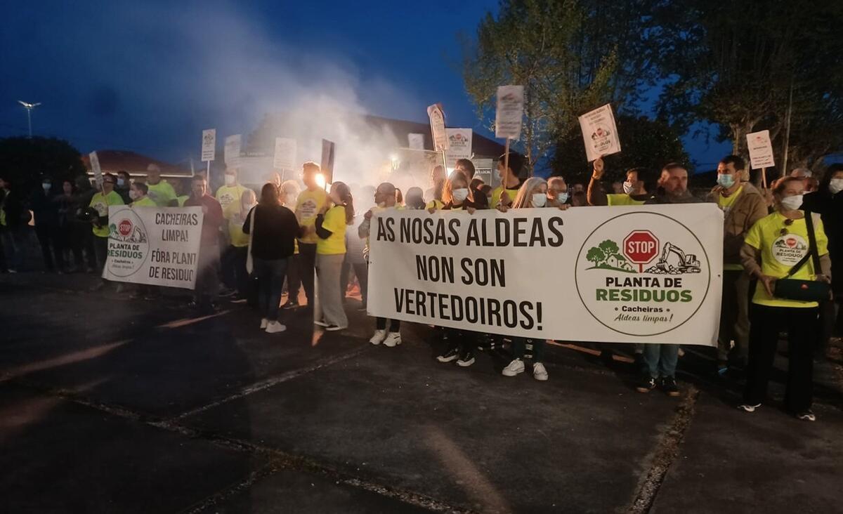 Concentración en el exterior del pleno contra el proyecto de planta de residuos en Cacheiras