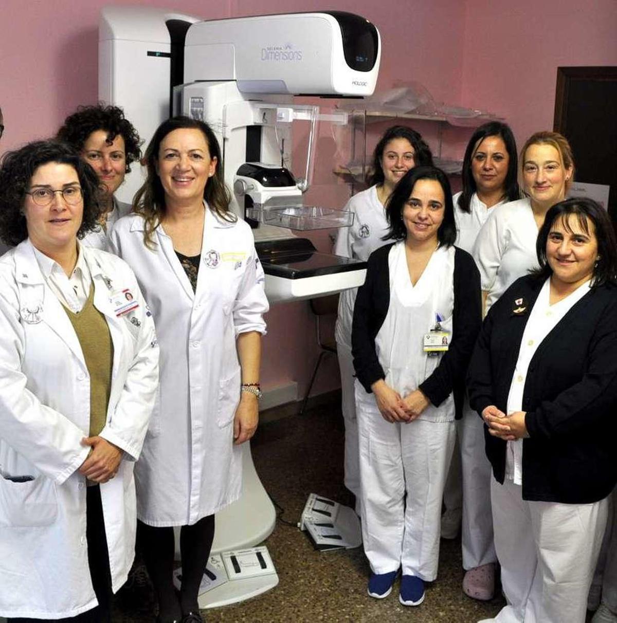 Personal de Jarrio con el nuevo mamógrafo.