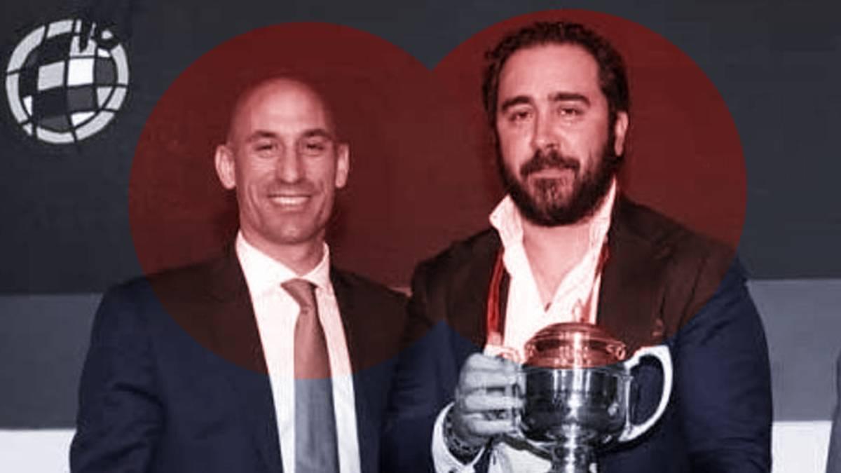 Rubiales y Aldama, en el acto de entrega del trofeo de campeones de la Liga 18-19