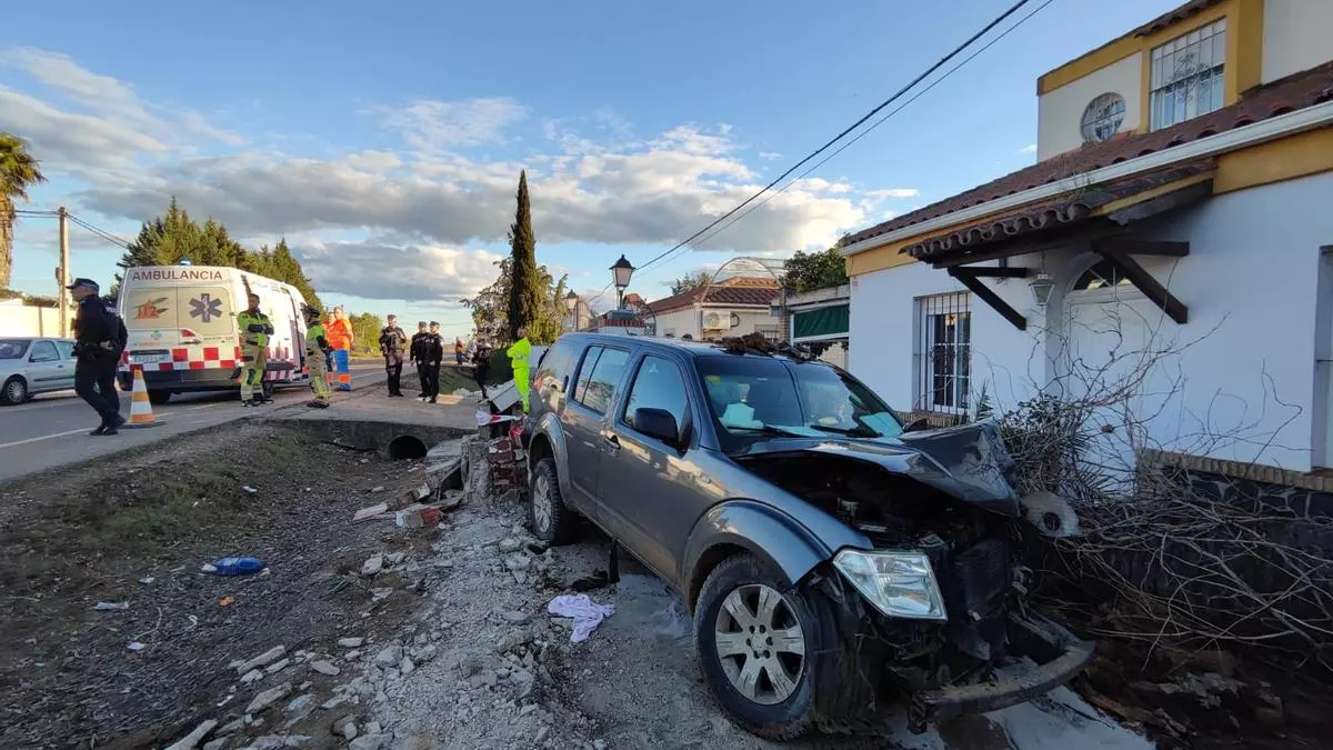 Impactante accidente: un coche se empotra contra una vivienda en la carretera de Sevilla en Badajoz