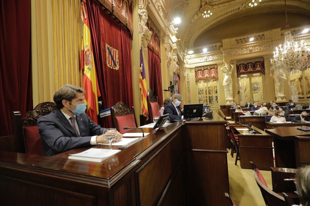 El Parlament acuerda instar a la Guardia Civil a colocar cartelería en catalán en sus cuarteles