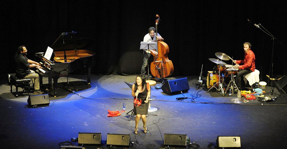 Guadi Galego presentou na gala o disco Benzón, gañador do premio ao mellor álbum.   | // LO